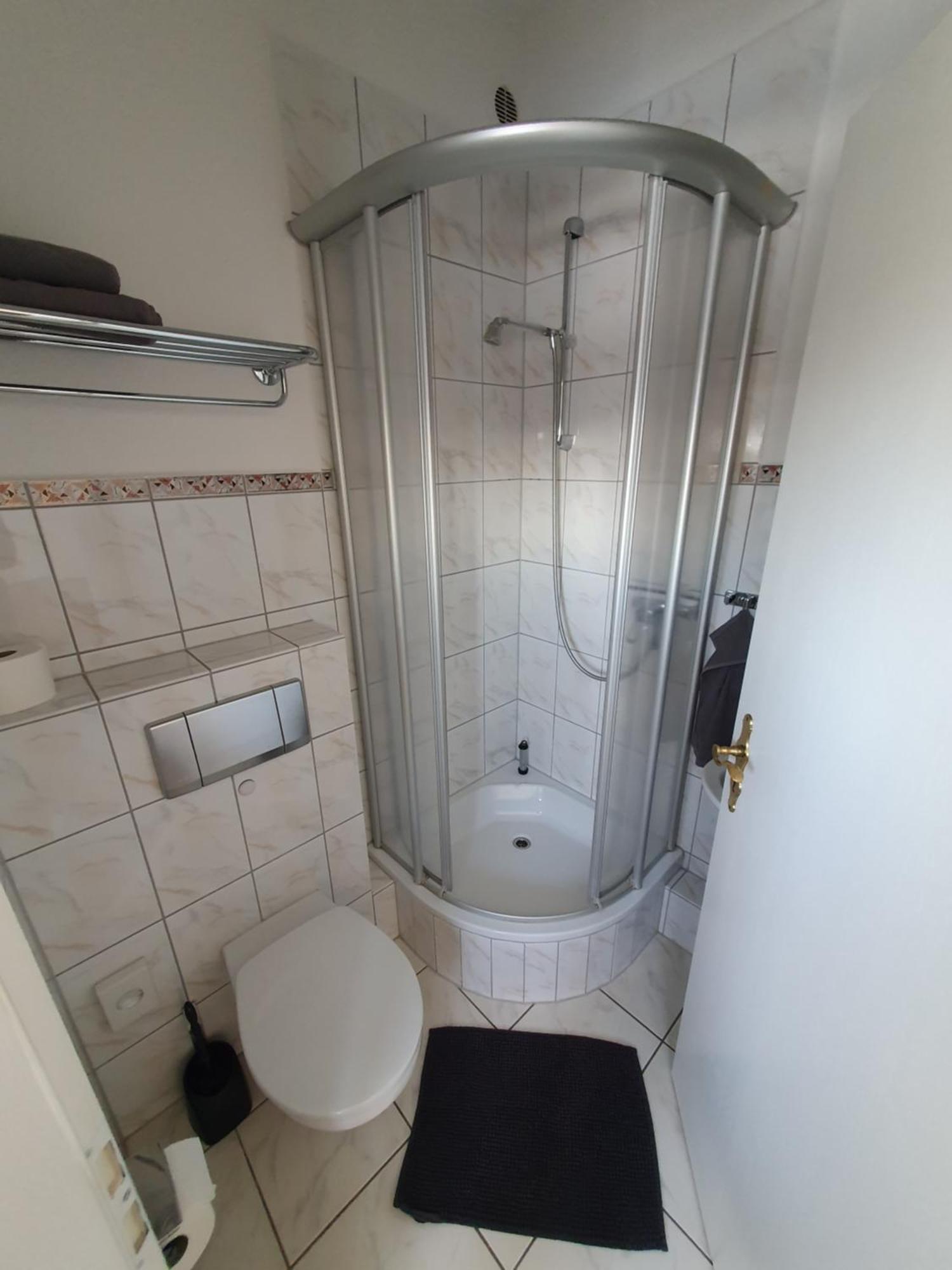 Neumuehler Hof- Ferienwohnung "Thomas" 3 Zimmer,3 Baeder Mit Dusche, Kostenfreie Parkplaetze Vor Dem Haus Шверин Экстерьер фото